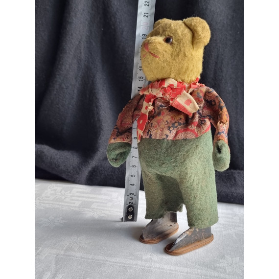 Ungarsk, eldre leke, mekanisk bamse med nøkkel, virker