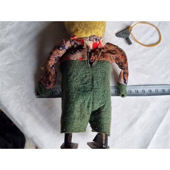 Ungarsk, eldre leke, mekanisk bamse med nøkkel, virker