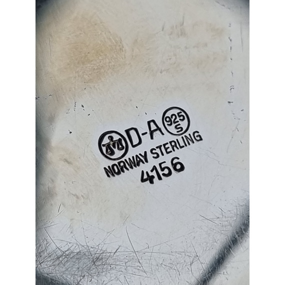 Vakkert sølv emalje fat, med diameter på 15,5 cm fra David-Andersen