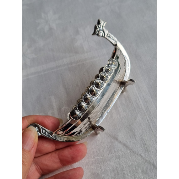 Flott Vikingskip i sølv, saltkar med glassinnsats, ca 11,7 cm