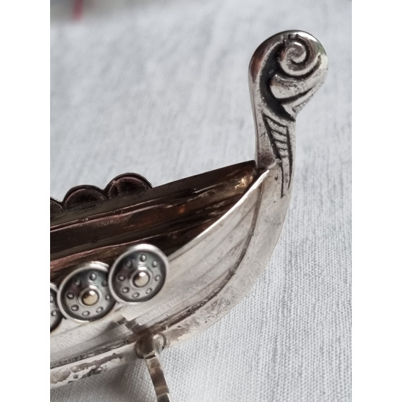 Flott Vikingskip i sølv, saltkar med glassinnsats, ca 11,7 cm