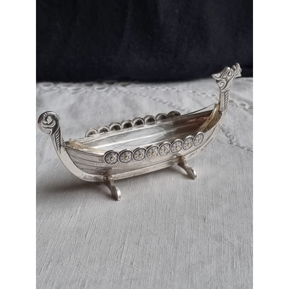 Flott Vikingskip i sølv, saltkar med glassinnsats, ca 11,7 cm