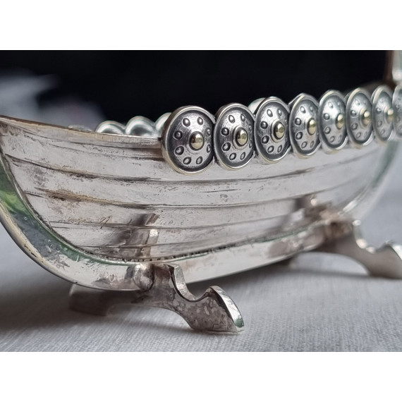 Flott Vikingskip i sølv, saltkar med glassinnsats, ca 11,7 cm