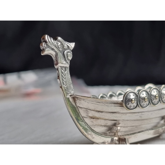 Flott Vikingskip i sølv, saltkar med glassinnsats, ca 11,7 cm