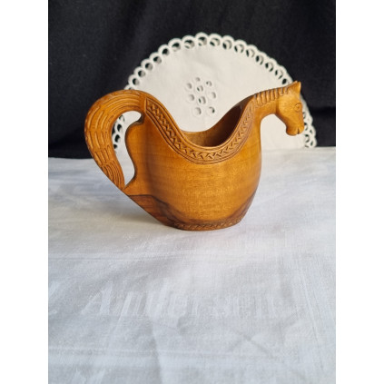 Kjenge, drikkebeger med hest, trehest, håndlaget tre kjenge