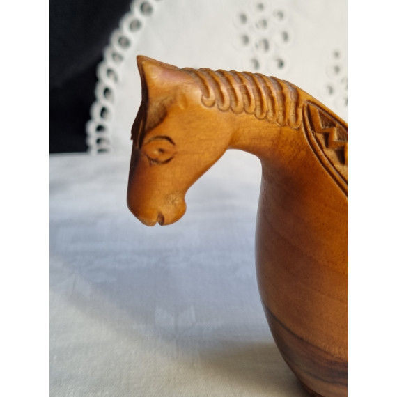 Kjenge, drikkebeger med hest, trehest, håndlaget tre kjenge