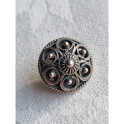 Bunads-knapper, i oksidert sølv, håndlagde, diam 1,5 cm med bakside