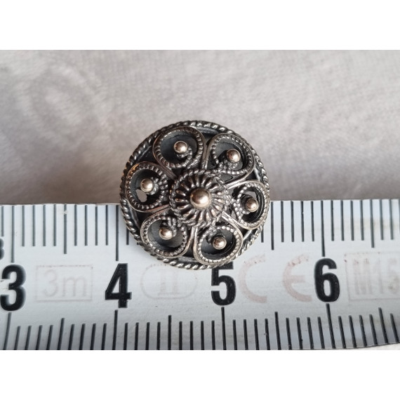 Bunads-knapper, i oksidert sølv, håndlagde, diam 1,5 cm med bakside