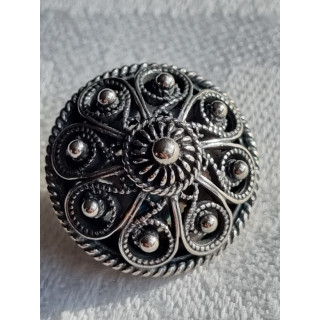 Bunads-knapper, i oksidert sølv, håndlagde, diam 1,7 cm med bakside