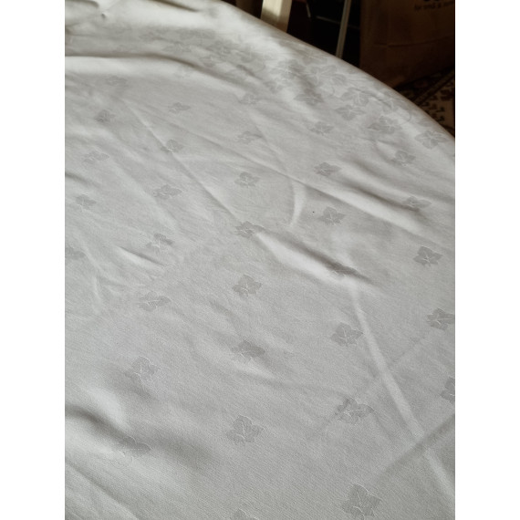 Hvit damaskduk med sjattering av blader, 140 x 180 cm, ingen flekker