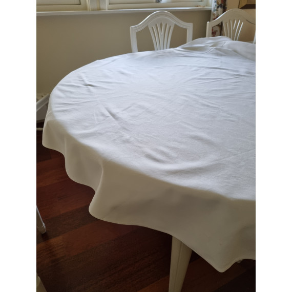 Rund hvit ekte bomullsduk, resaturantduk, med diameter på ca 170 cm, nyvasket ren, ingen flekker