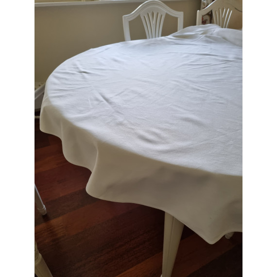 Rund hvit ekte bomullsduk, resaturantduk, med diameter på ca 170 cm, nyvasket ren, ingen flekker