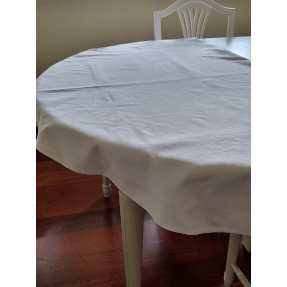 Rund hvit ekte bomullsduk, resaturantduk, med diameter på ca 170 cm, nyvasket ren, ingen flekker