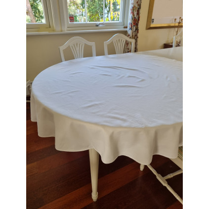 Rund hvit ekte bomullsduk, resaturantduk, med diameter på ca 170 cm, nyvasket ren, ingen flekker