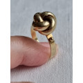 Herlig knute ring i 585 gult gull, strl 53,5, med kuler på siden, 2,61 gram