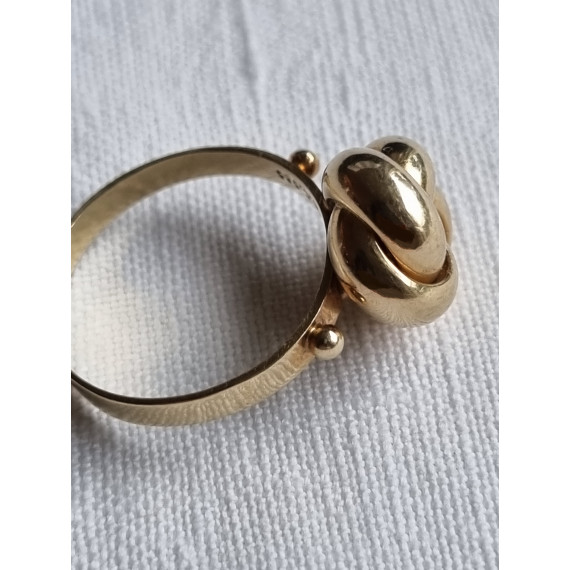 Herlig knute ring i 585 gult gull, strl 53,5, med kuler på siden, 2,61 gram