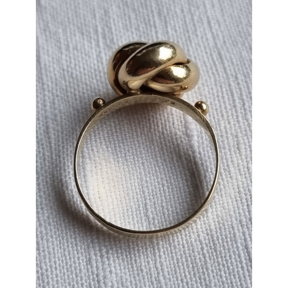 Herlig knute ring i 585 gult gull, strl 53,5, med kuler på siden, 2,61 gram