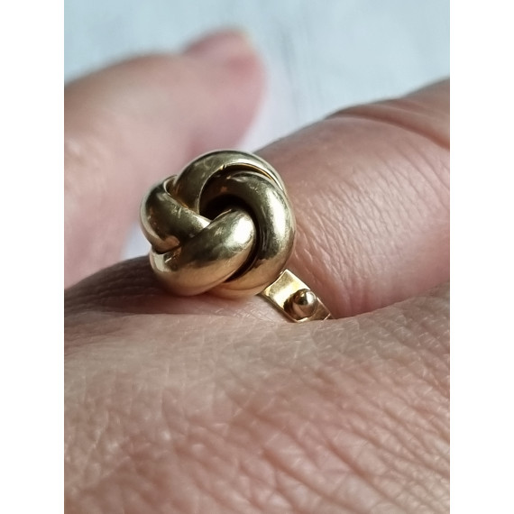 Herlig knute ring i 585 gult gull, strl 53,5, med kuler på siden, 2,61 gram