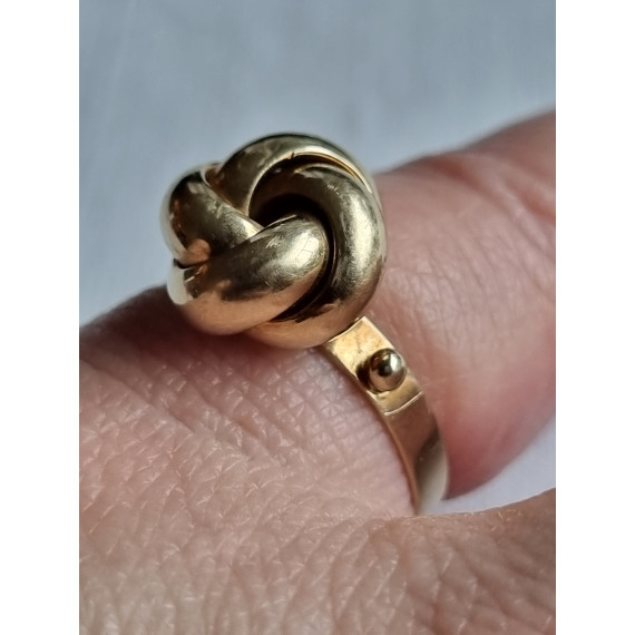 Herlig knute ring i 585 gult gull, strl 53,5, med kuler på siden, 2,61 gram