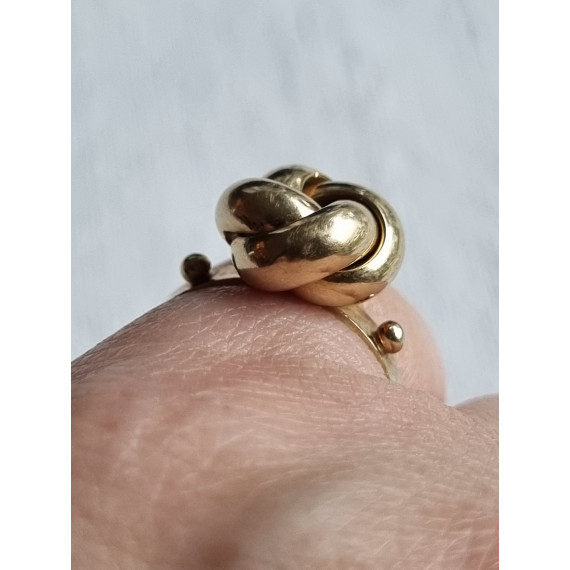 Herlig knute ring i 585 gult gull, strl 53,5, med kuler på siden, 2,61 gram