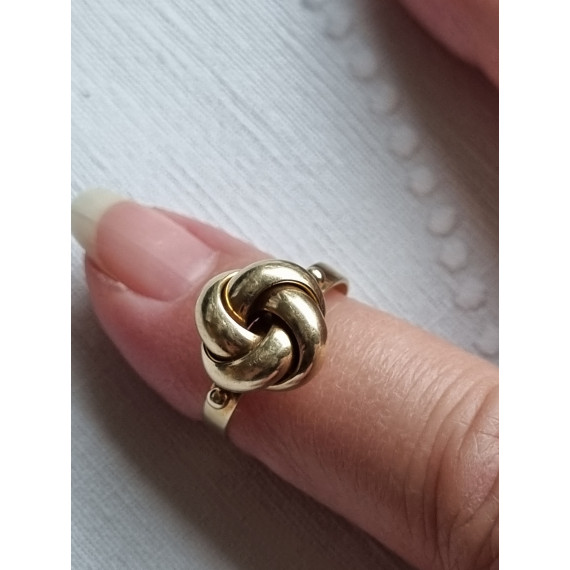 Herlig knute ring i 585 gult gull, strl 53,5, med kuler på siden, 2,61 gram
