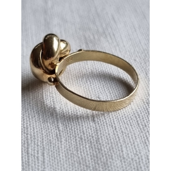 Herlig knute ring i 585 gult gull, strl 53,5, med kuler på siden, 2,61 gram