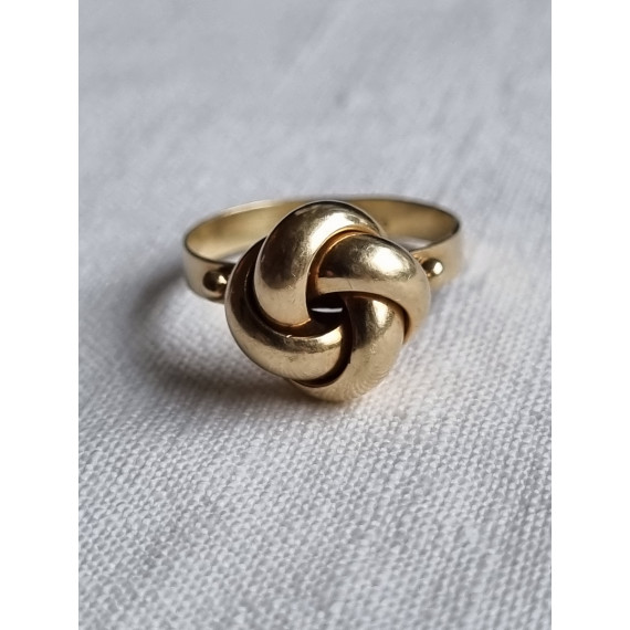 Herlig knute ring i 585 gult gull, strl 53,5, med kuler på siden, 2,61 gram