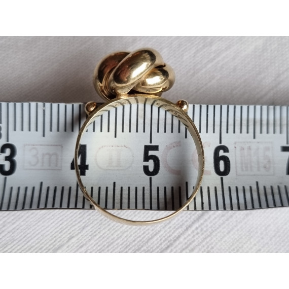 Herlig knute ring i 585 gult gull, strl 53,5, med kuler på siden, 2,61 gram