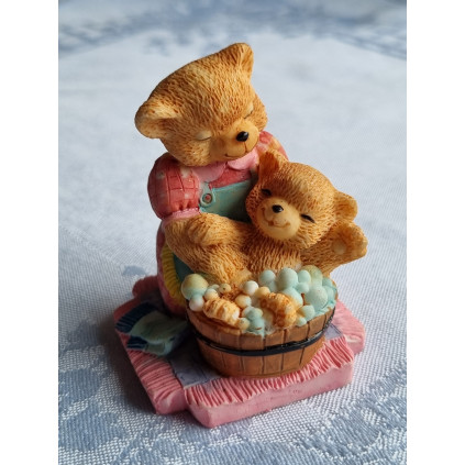 Glassfigur i harpiks, Bamsemor vasker bjørnungen