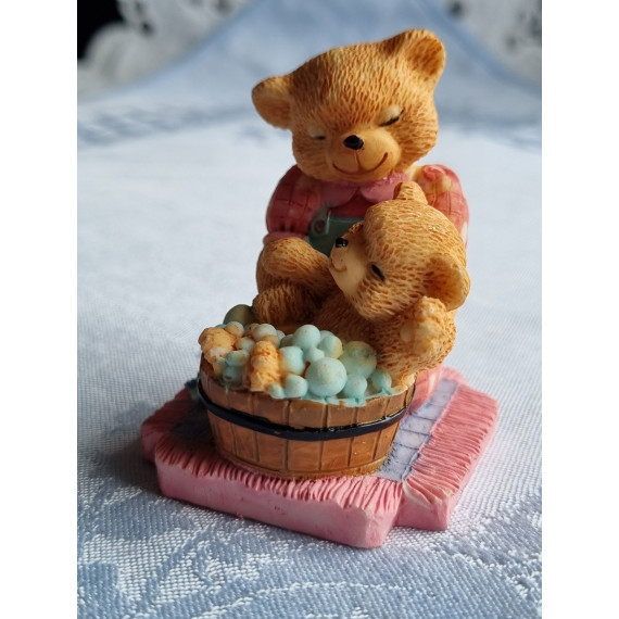 Glassfigur i harpiks, Bamsemor vasker bjørnungen