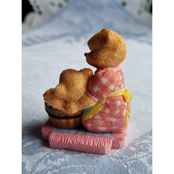 Glassfigur i harpiks, Bamsemor vasker bjørnungen