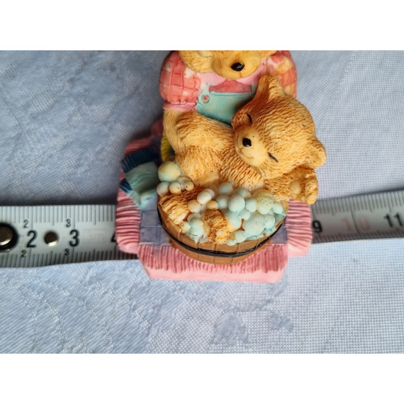 Glassfigur i harpiks, Bamsemor vasker bjørnungen