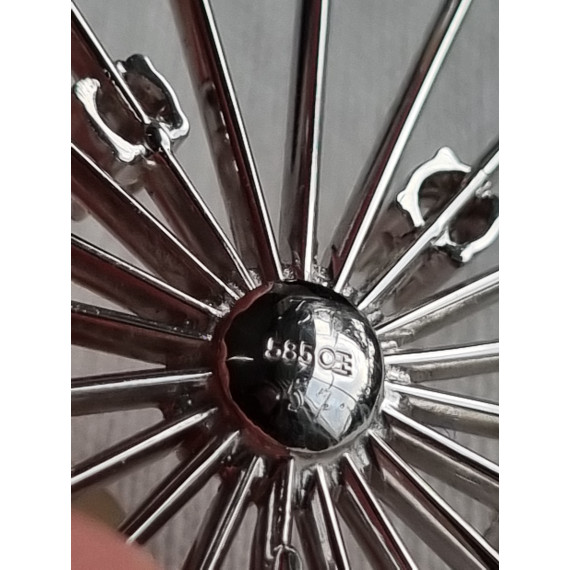 Sonja nålen i 585 hvitt gull, med diamanter og perler, anheng og med nål