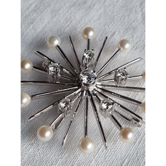 Sonja nålen i 585 hvitt gull, med diamanter og perler, anheng og med nål