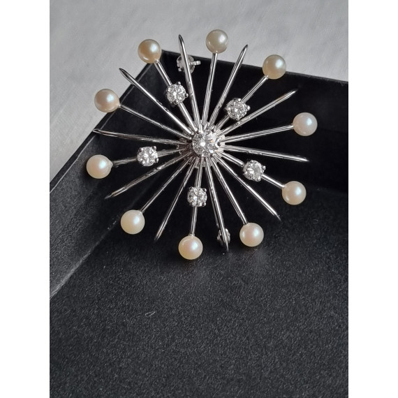 Sonja nålen i 585 hvitt gull, med diamanter og perler, anheng og med nål