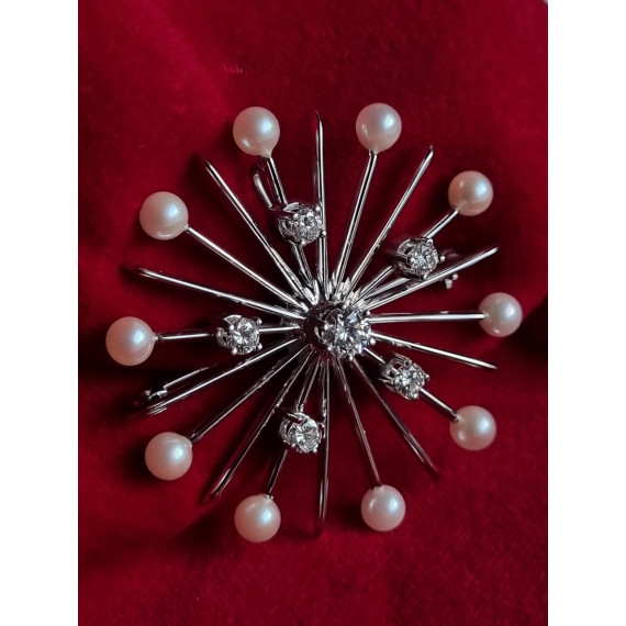 Sonja nålen i 585 hvitt gull, med diamanter og perler, anheng og med nål