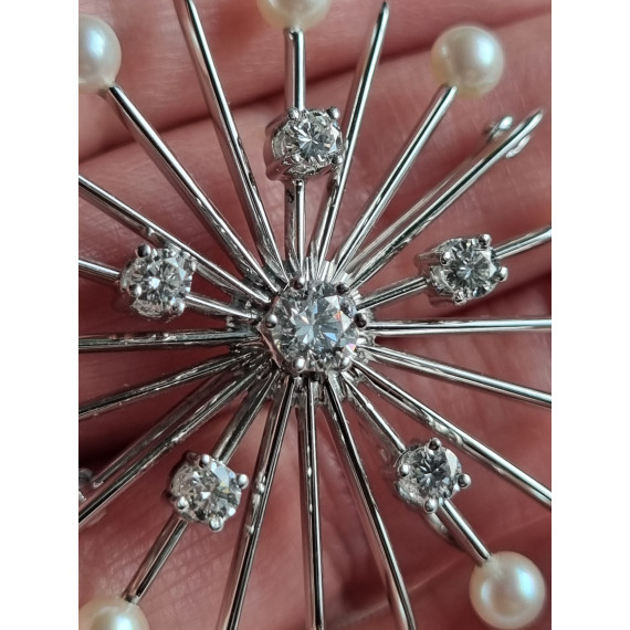 Sonja nålen i 585 hvitt gull, med diamanter og perler, anheng og med nål