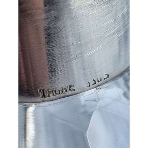 Kort karaffel, men god og rund mage, sølv ring i kragen og sølv lokk i 830S fra Thune