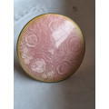 Sølv emalje brosje, nål. Antikk rosa design, D-A, G.G.
