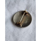 Rund og vakker sølv emalje nål med en fiol av Marius Hammer