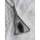 Kraftig anheng i sølv, den første noe trekantet i designet, med en slepet grønn mose agat
