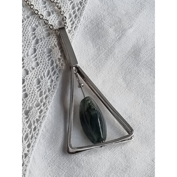 Kraftig anheng i sølv, den første noe trekantet i designet, med en slepet grønn mose agat