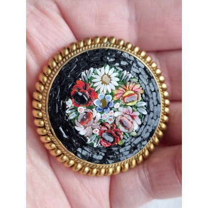 Vakker rund mikro mosaikk brosje med sorte steiner rundt blomstermotiv, diam. ca 4,2 cm