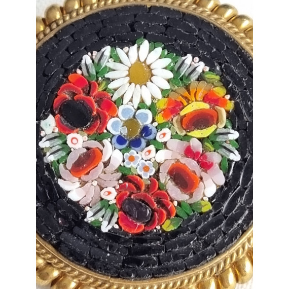 Vakker rund mikro mosaikk brosje med sorte steiner rundt blomstermotiv, diam. ca 4,2 cm