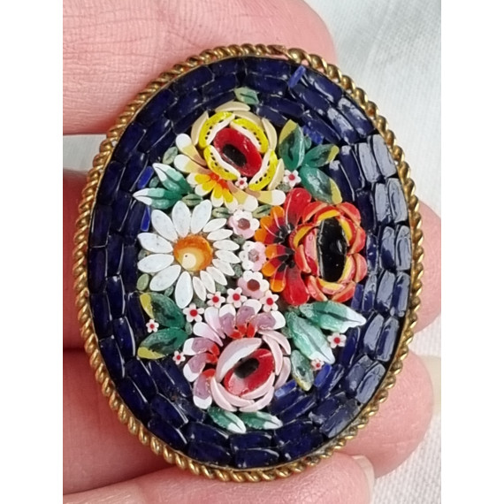 Herlig oval mikro mosaikk brosje kobolt blå steiner rundt blomstermotiv, L ca 4,1 cm