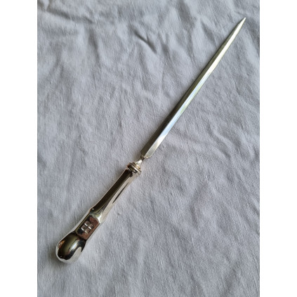 Lang, antikk brevkniv med sølvskaft, kniv i stål. Noe kraftig, rundt skaft