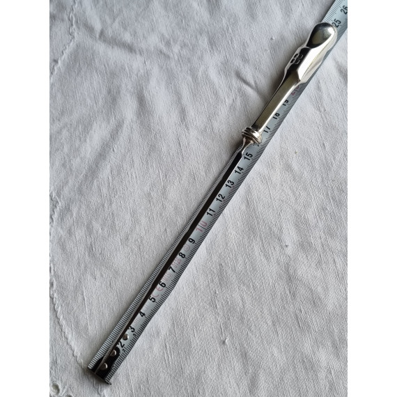 Lang, antikk brevkniv med sølvskaft, kniv i stål. Noe kraftig, rundt skaft