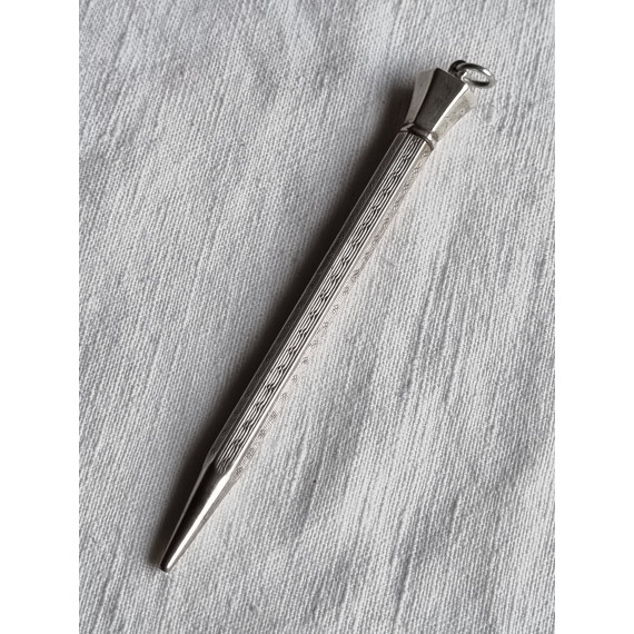 En penn til bly, vi antar er i sølv, fra OXO, 6 kantet ca 9 cm lang