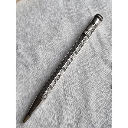 Sølvpenn, blyantpenn i sølvfarge, akantus og prikker, annenhver side