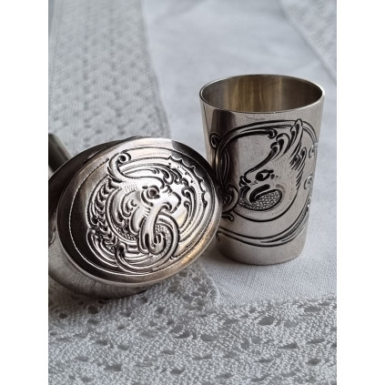 Dragesølv pilleeske og lite beger / Drage design, begge i 830 sølv